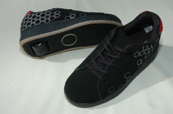 Fabrikneue Schuhe mit Rollen schwarz