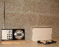 Digitales Uhrenradio mit Ständer
