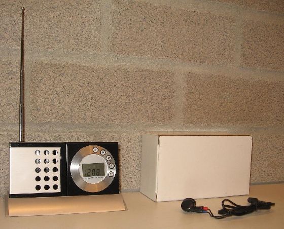 Digitales Uhrenradio mit Ständer