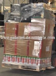 Lose von Paletten von Artikeln in Lagerabbaul