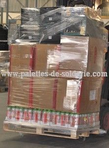 Lose von Paletten von Artikeln in Lagerabbaul